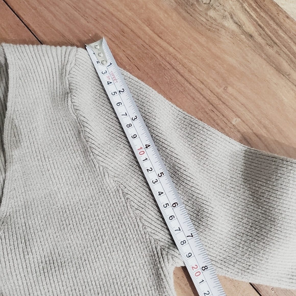 V-Neck Lightweight Ribbed Sweater In Taupe - Picture 5 of 8